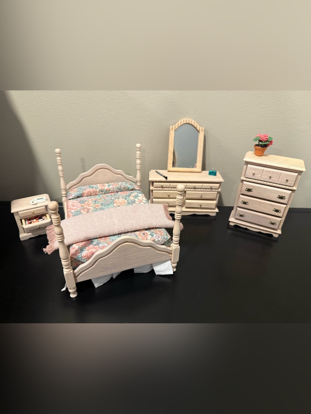 5 Piece Dollhouse Bedroom Set
